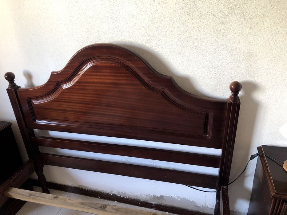 Cama s/ estrado com oferta de mesas de cabeceira