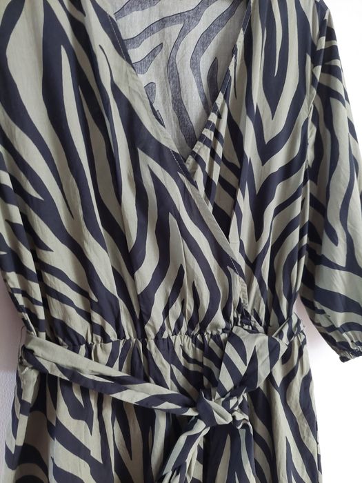 Sukienka z paskiem wzór zebry Reserved
