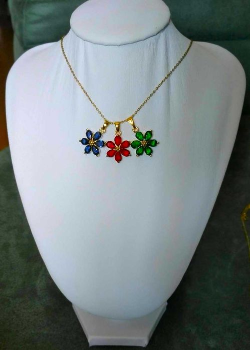 Colar Aço Dourado c/ Flor de Cristais Verde NOVO
