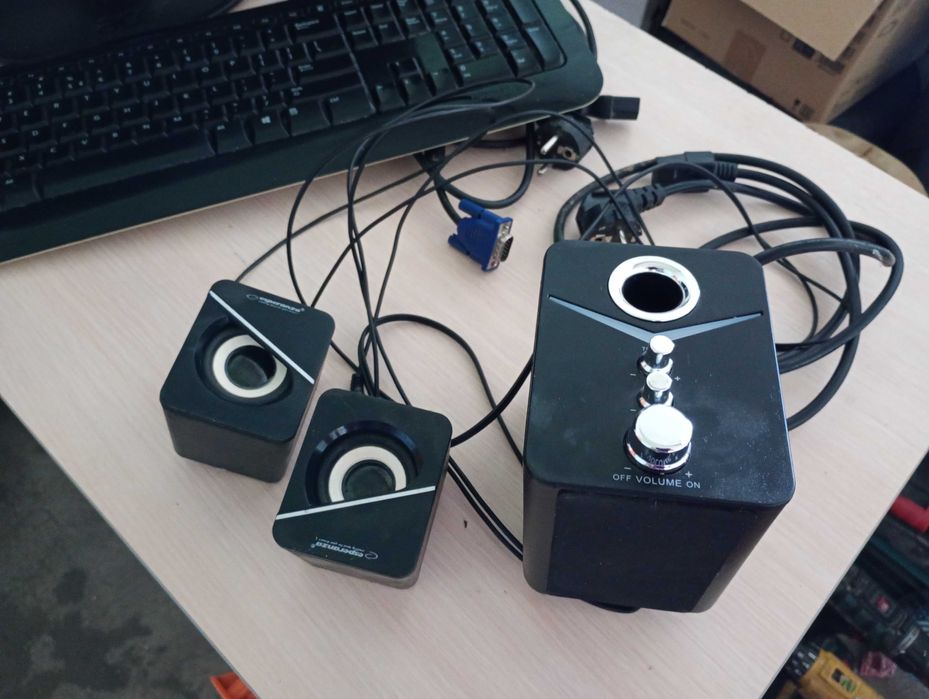 Monitor klawiatura i głosniki