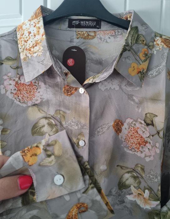 Camisa de manga comprida, acetinada, cinza com flores. XL