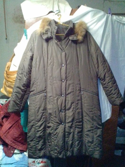 Два жіночих пальто