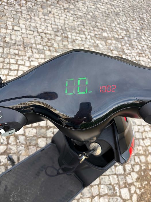 Mota elétrica Goose Vortex TWOL II — 1002 km + 2 capacetes