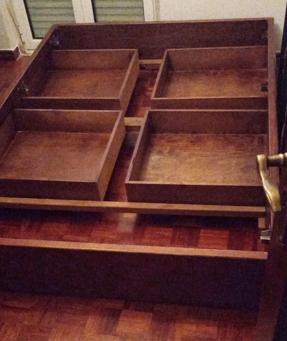 Cama em madeira maciça