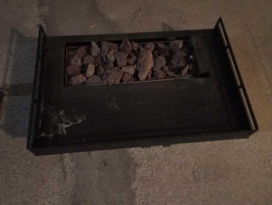 lareira a gás com pedra vulcânica