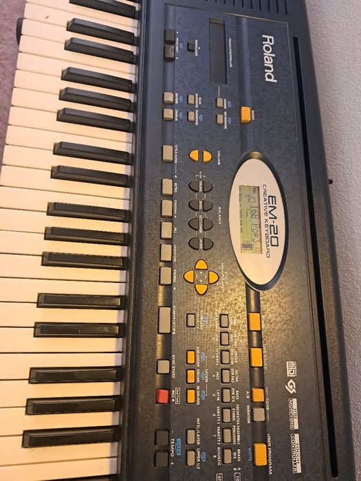 Piano Roland com pé