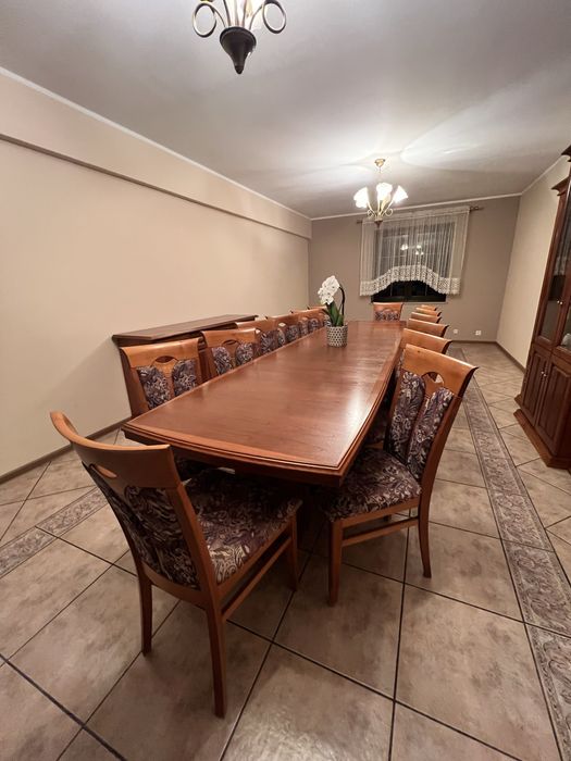 Zestaw mebli do salonu lub jadalni z dużym stołem