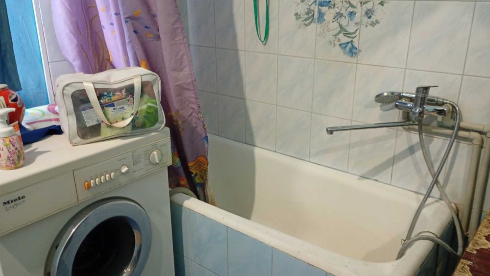 Великий цегляний будинок 1994 року в смт Гребінки