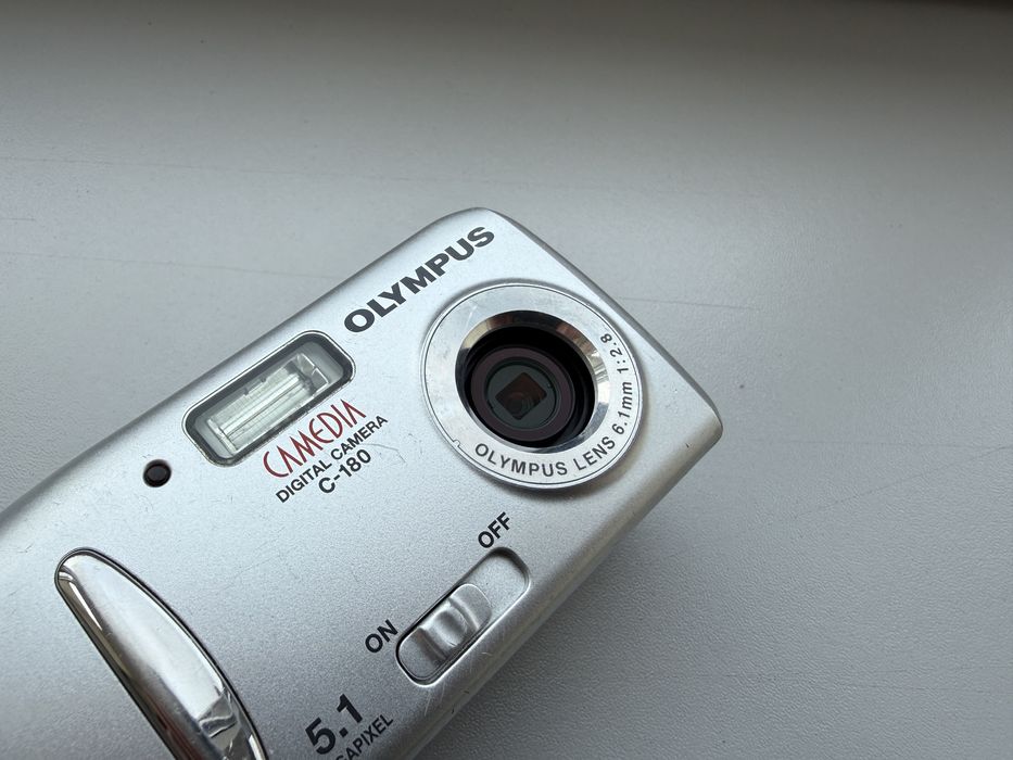 Цифровий фотоапарат Olympus c-180 5.1 mp