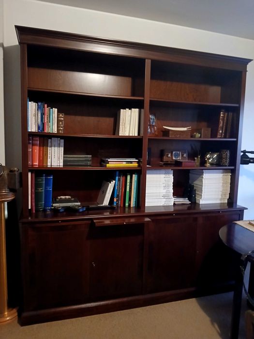 Estante grande em folheado de mogno