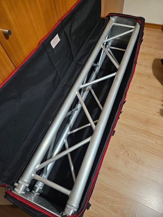 2 Global Truss F34 de 1,5 m + 4 Podium Plinths + 2 Sacos de Transporte