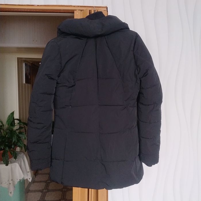 Czarny zimowy płaszcz pikowany damski M