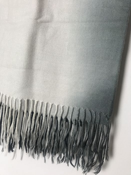 Jasna szara, biała chusta ombre, szal z frędzlami vintage