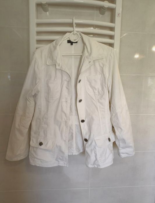 Biała jeansowa kurtka