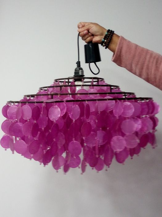 Um candeeiro rosa e um candeeiro azul