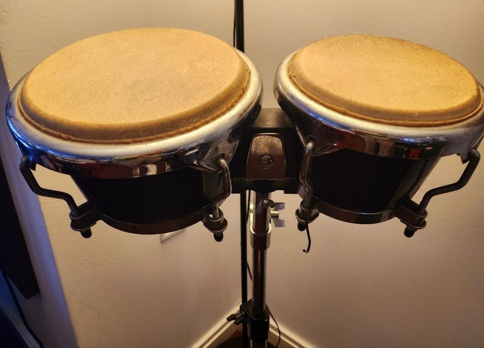 Bombo com suporte e mala €100