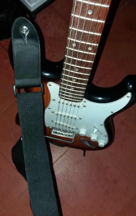 Guitarra Eléctrica Academy, Amplificador Coluna de Guitarra Laney LG12