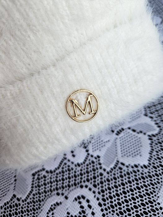 Biała czapka zimowa