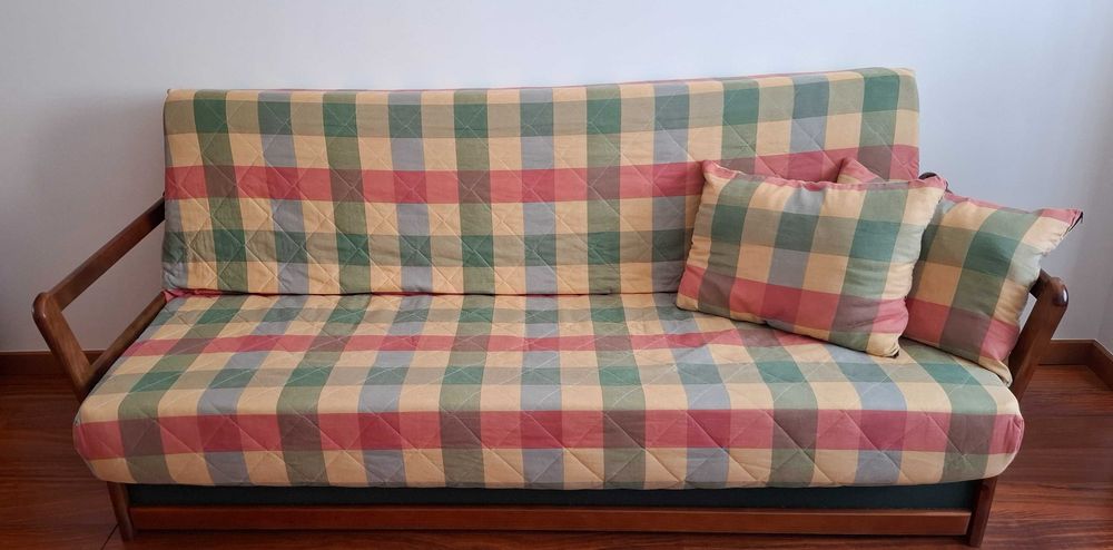 Sofá cama com almofadas