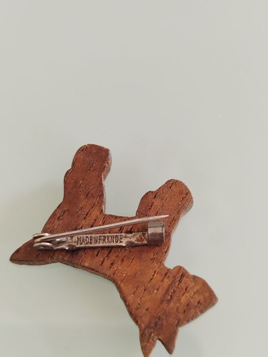 Lindo broche de madeira antigo. Cao . Estado muito bom.made in France