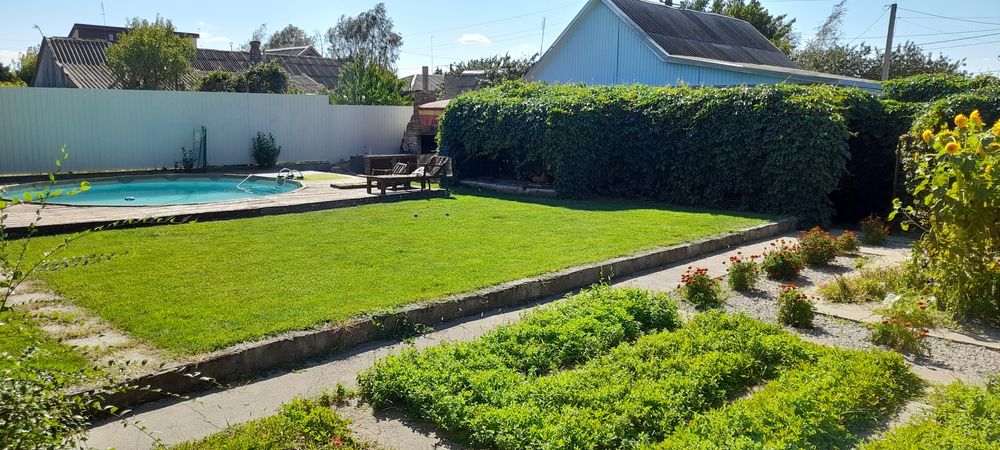 Дом с бассейном.