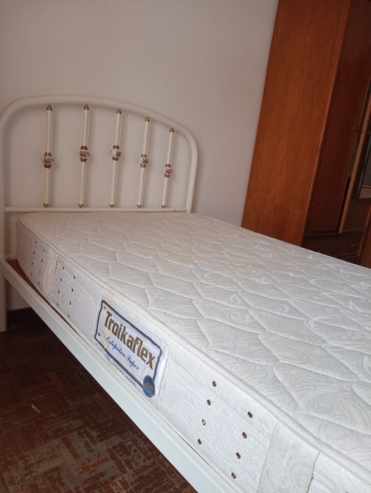 - Cama de Ferro + Estrado + Colchão ortopédico + mesas de cabeceira
