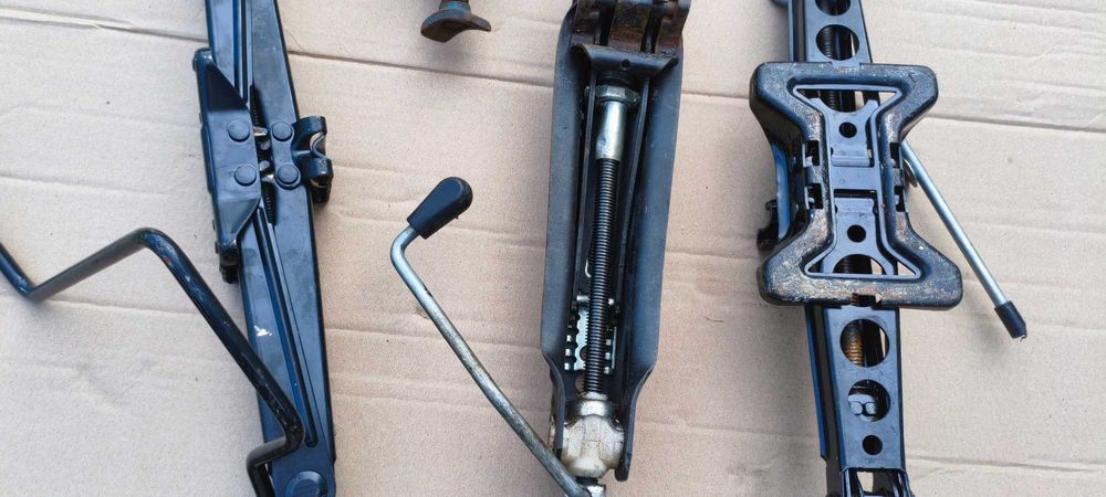 Домкрат автомобільний