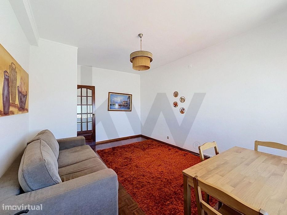 Apartamento T2 com Boa Luz Natural e Marquise | Peniche