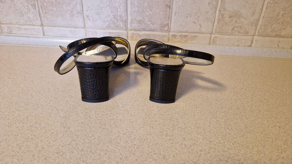 Sandały na obcasie r. 37