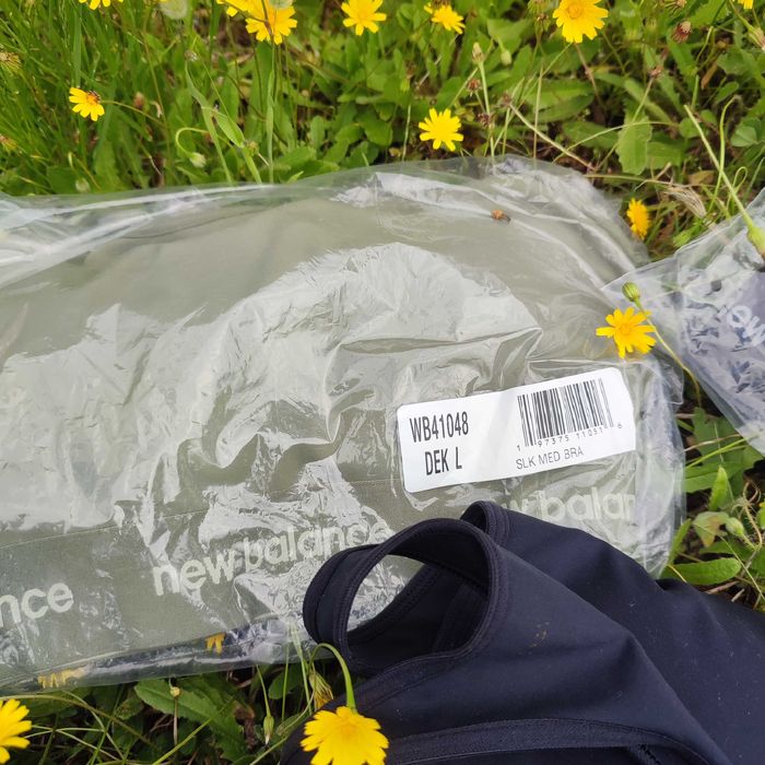 New Balance Top Desportivo Preto Suporte Médio Tecido Respirável