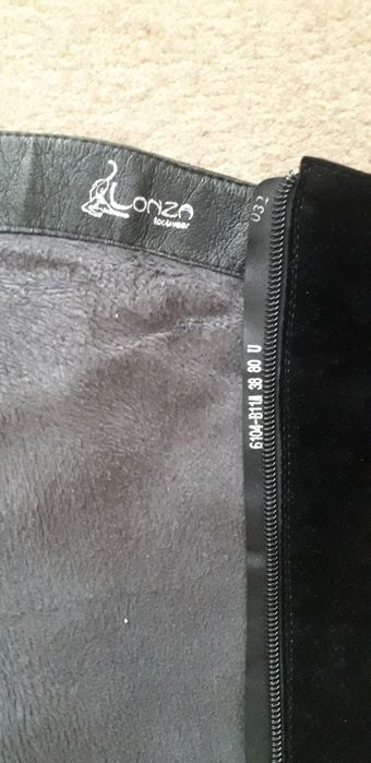 Чоботи ботфорди зимові 38р на хутрі замшеві бренду Lonza