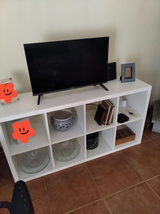 Móvel sala, televisão, cama antiga, mesa de centro, mesinha retangular, cómoda antiga e mesa cozinha