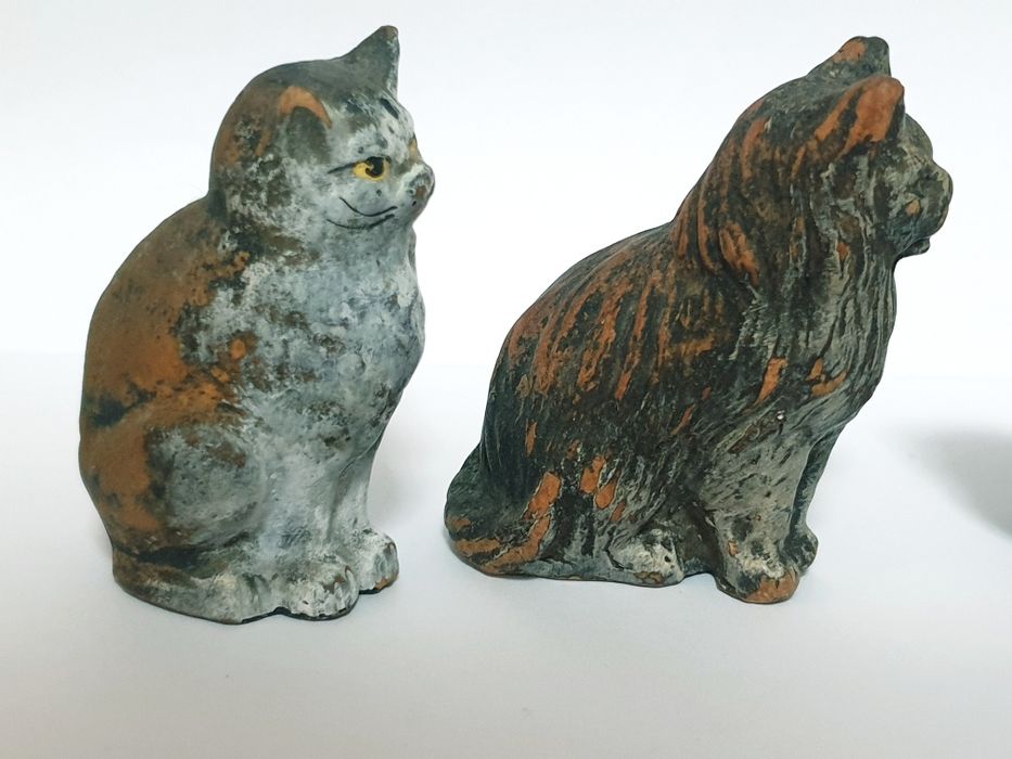 pequenos lindos antigos gatos em faiança portuguesa-Caldas da Rainha