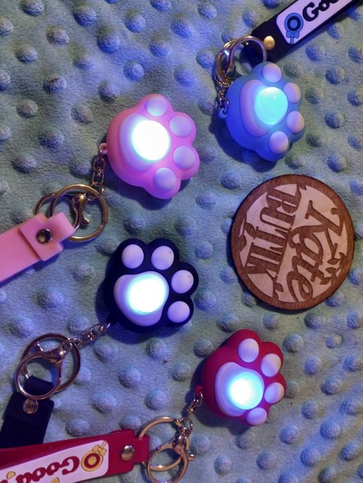 Brelok świecący łapka