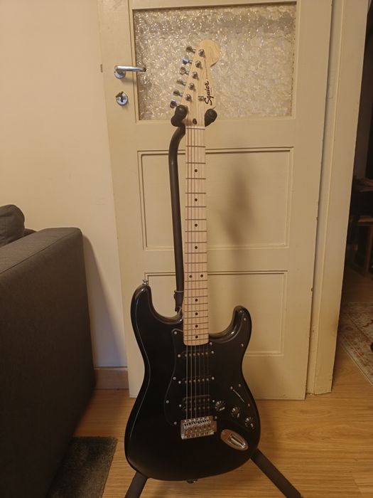 Squier Sonic Strat HSS com Stand da fender