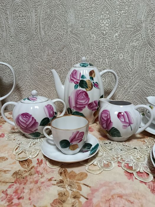 Фарфоровый сервиз ЛФЗ «Розы» (СССР) — 1-й сорт, 15 группа росписи (Ручная работа)