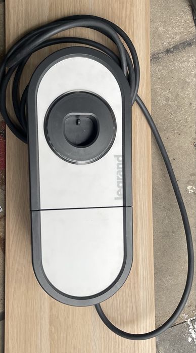 Stacja ładowania ładowarka Legrand Green’up One do aut elektrycznych