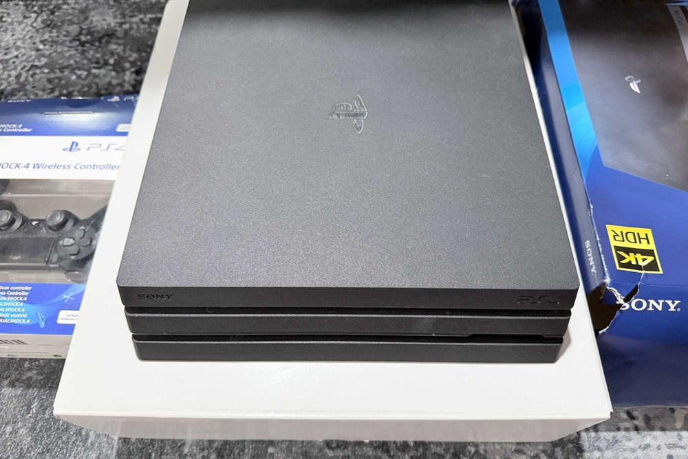 PlayStation 4 Pro 1TB z napędem + 2 oryginalne pady | 100% sprawna