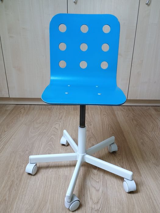 Krzesła obrotowe Ikea Jules niebieskie i różowe.