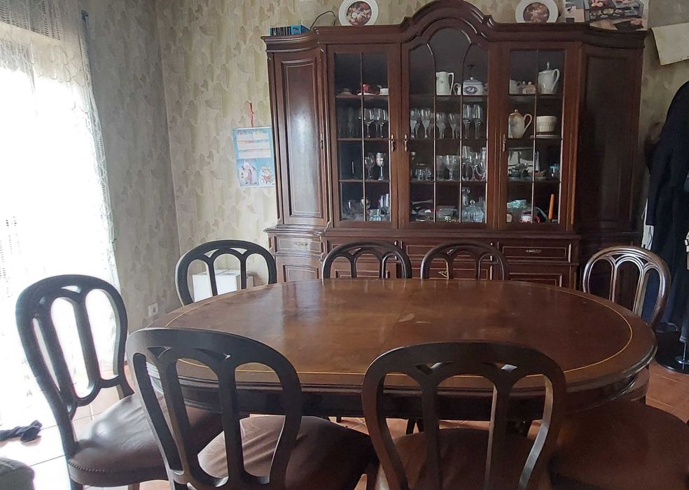 Cristaleira com muita arrumação