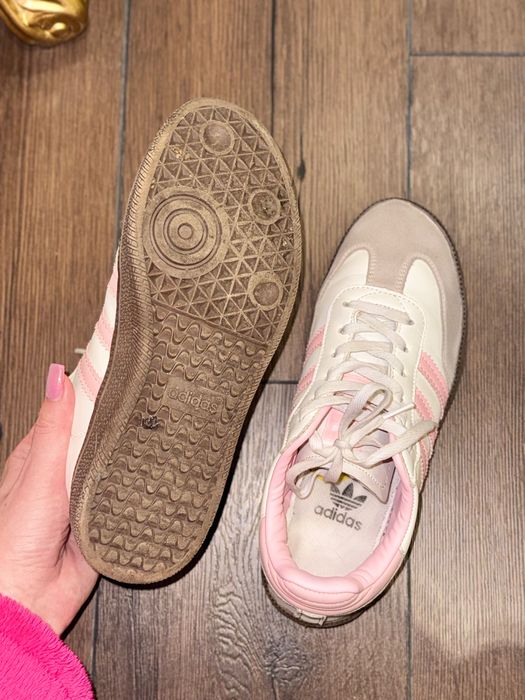 Кросівки adidas жіночі гарного кольору