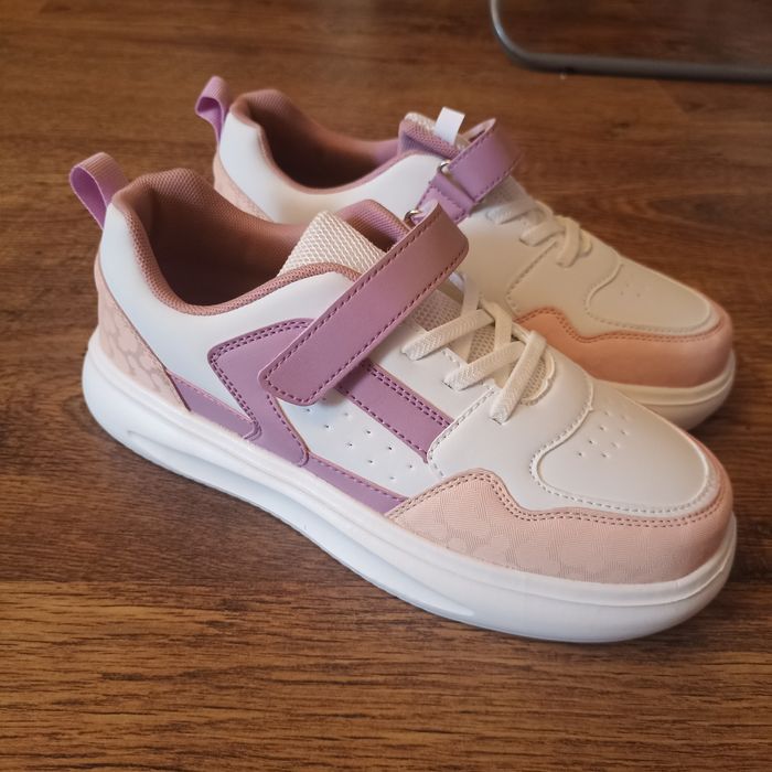 Кросівки жіночі  нові