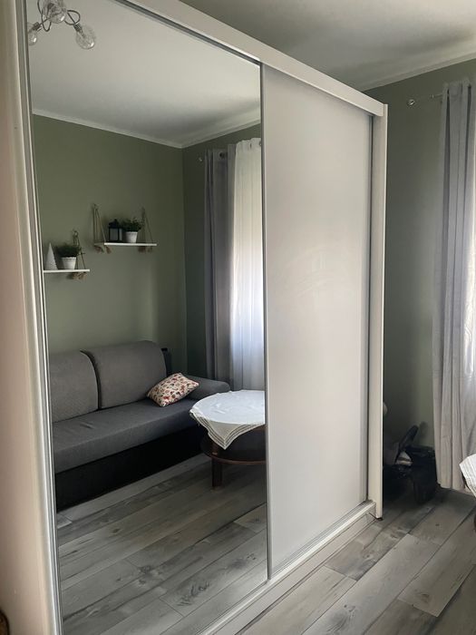 Sprzedam szafę z lustrem