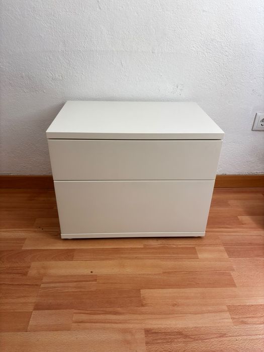 Mesa de cabeceira em branco