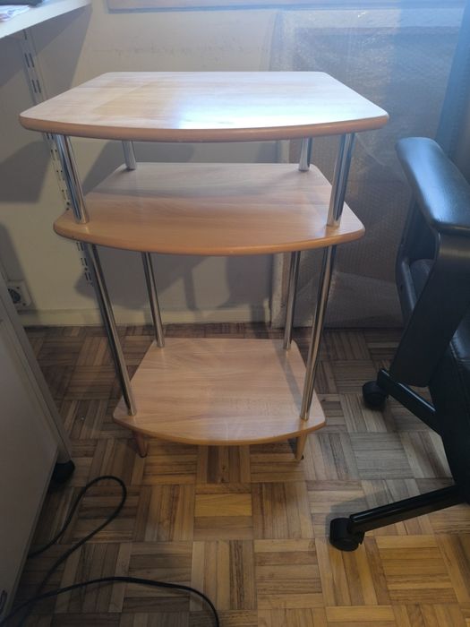 Mesa para escritorio, várias prateleiras para colocar impressora