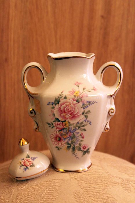 Peça vintage da Royal Porcelain