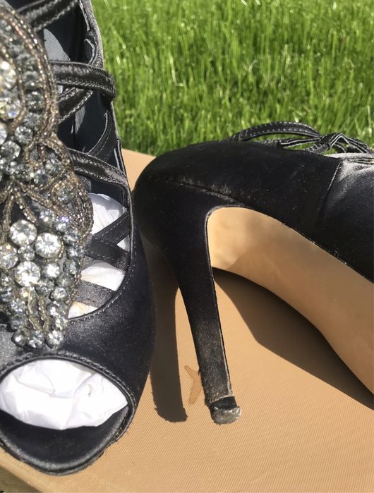 Sandalias com apliques de pedras