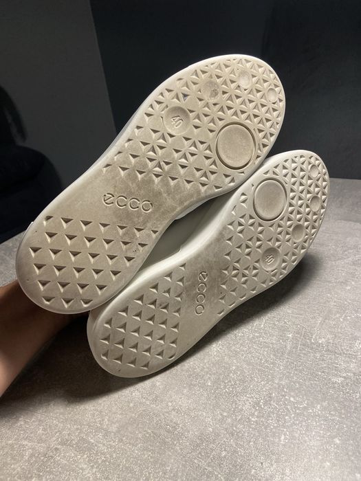 Продам кроссовки ecco