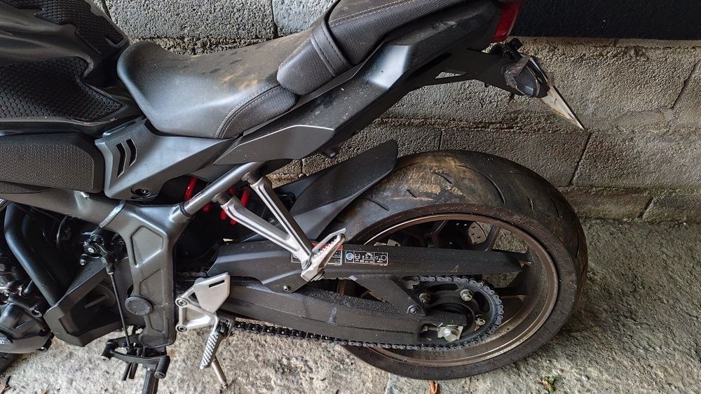 Honda CB650R 2023 | 7.999 km | Acidentada | Para peças/reparação