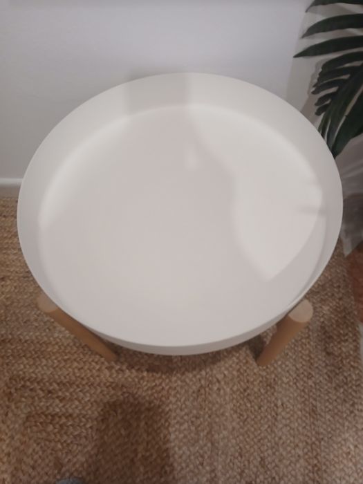 Mesa de apoio em metal branca e pés em madeira